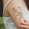 Dezentes temporäres Tattoo Motiv auf Frauenoberarm