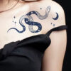 Auswahl des temporären Tattoos: Schlange auf Schulter einer Frau